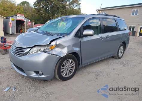 2015 Toyota Sienna Xle Premium 8 Passenger z USA, uszkodzony, nr VIN 5TDYK3DC2FS593269